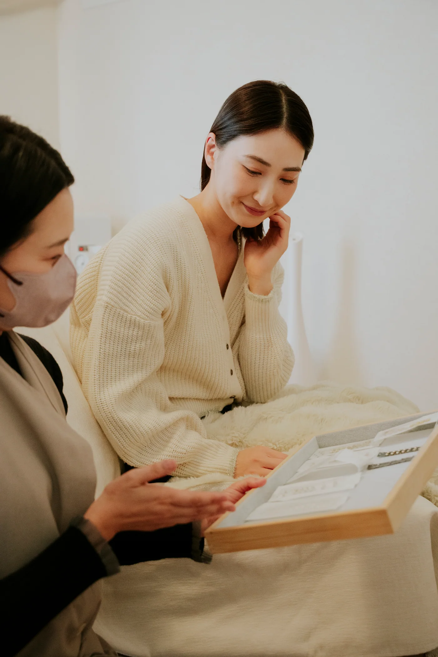 ケアについて資料を見ながら説明を受ける様子