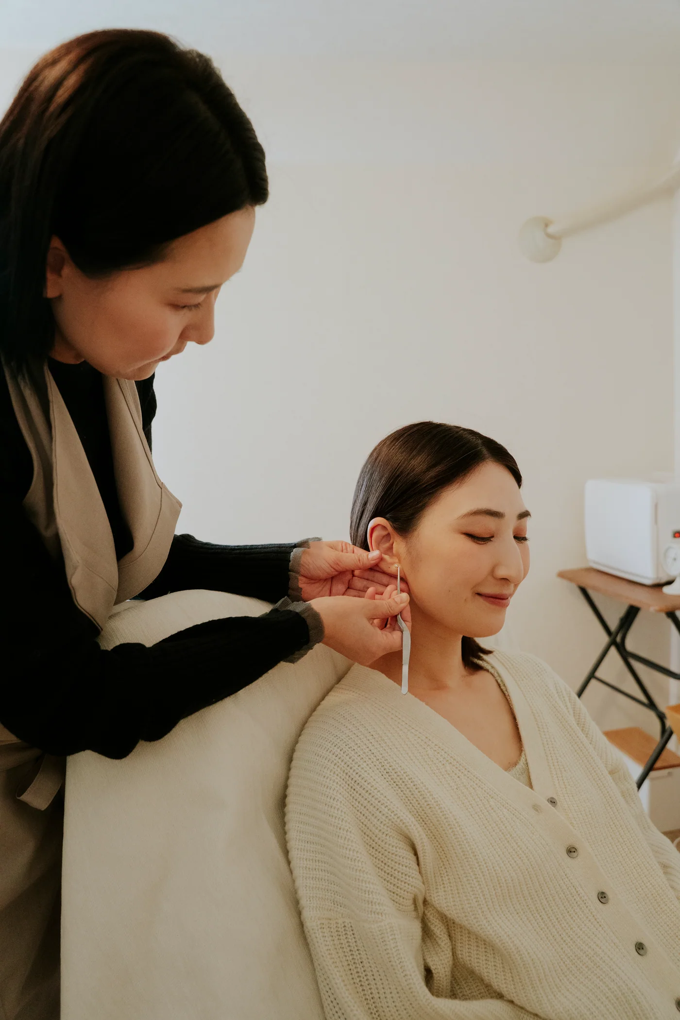相手の様子を確認しながら耳のケアを行う様子