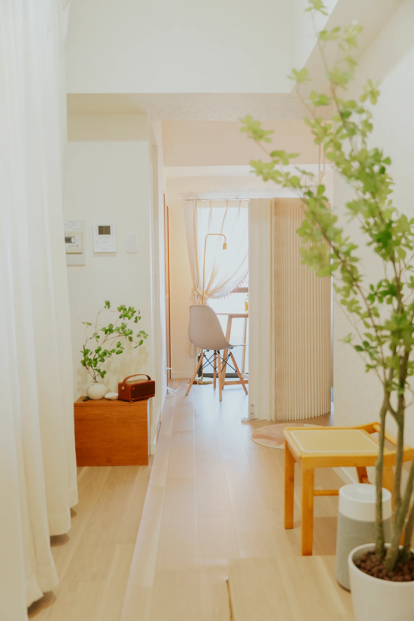 光が入る明るいイヤーフレスカの室内